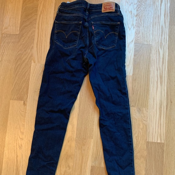 Levi’s Dark Wash 721 Skinny Jeans - Picture 2 of 2